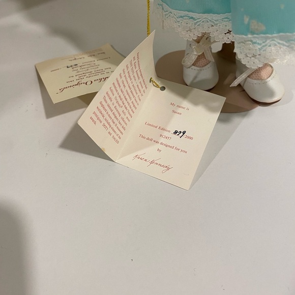 Victoria Ashlea Originals Collector Porcelain Doll Susan on Display Stand - Picture 4 of 5